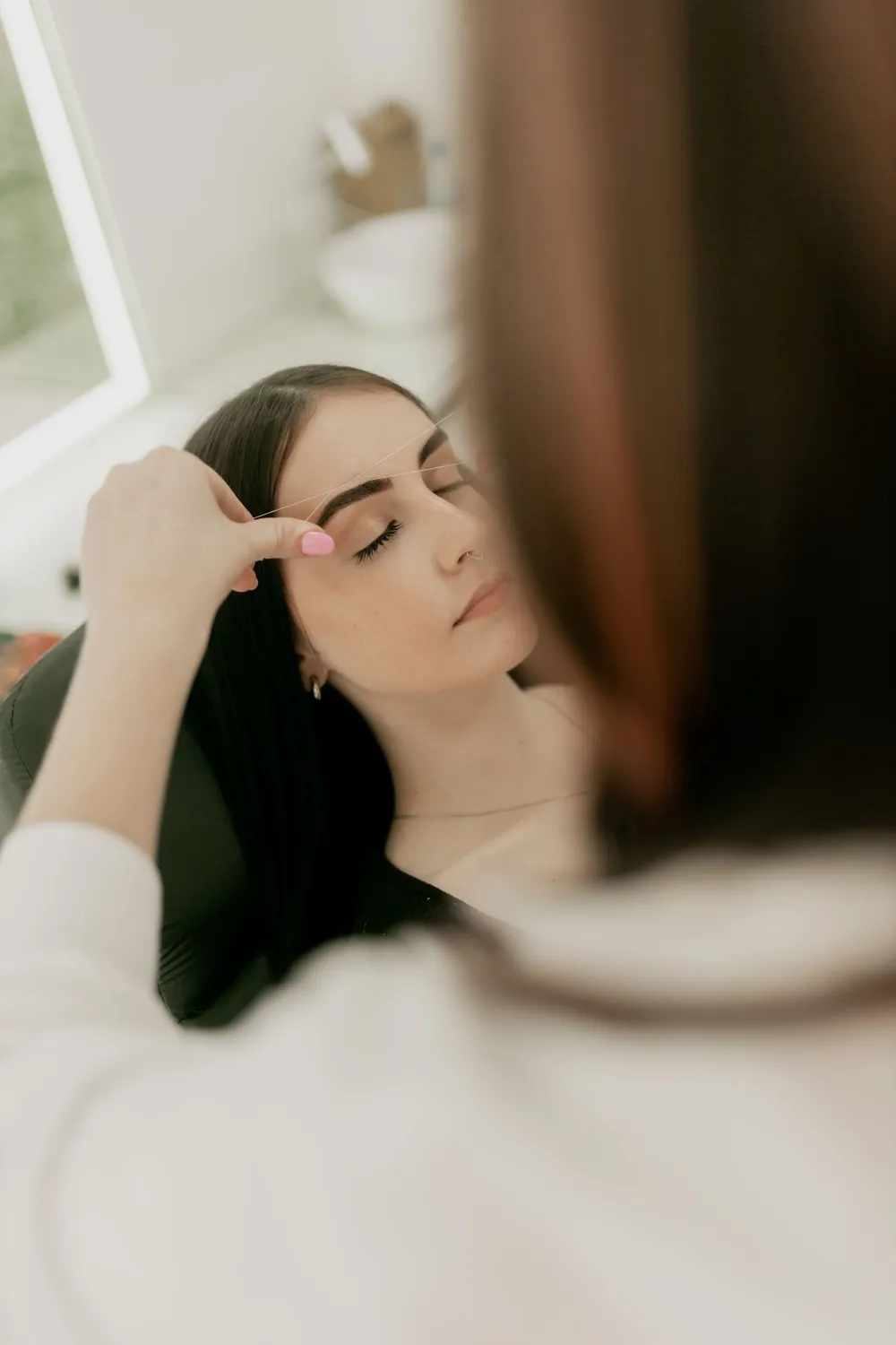 Sprâncene laminate și gene ridicate prin lash lift, lucrate de Aliana la salonul din Timișoara