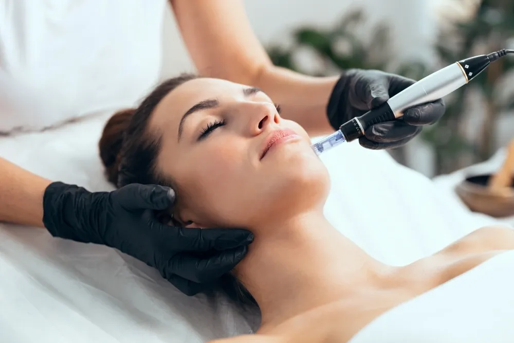 Tratament de mezoterapie facială, cocktail de substanțe active aplicat pe obraz cu un dispozitiv tip stilou